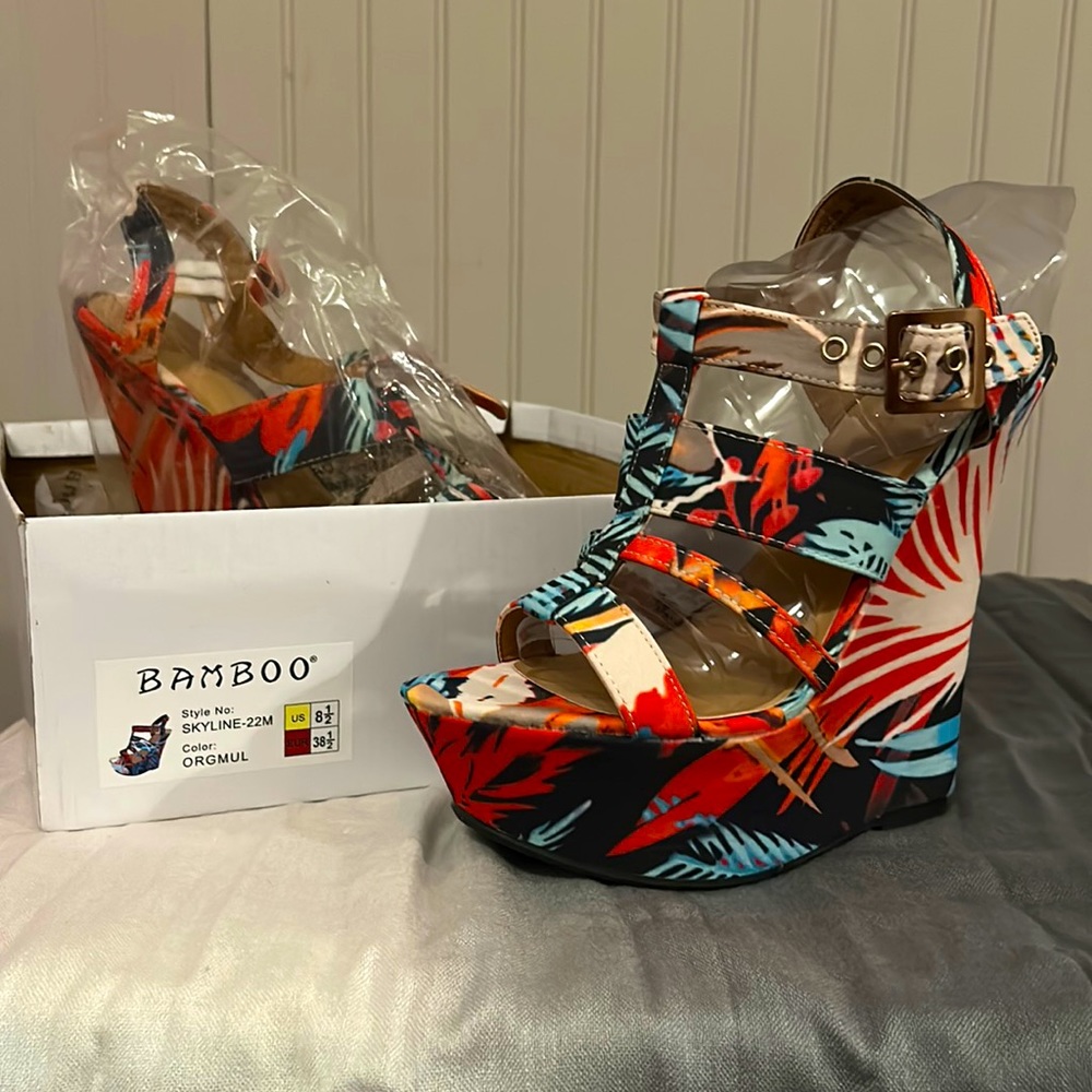 Wedge hill, by BAMBOO. Size 8 1/2 with Hawaiian print.